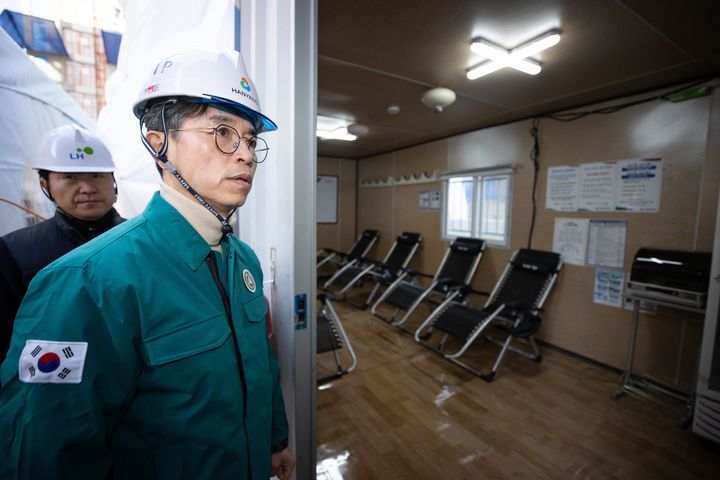 야외 근로 환경 점검하는 김완섭 장관