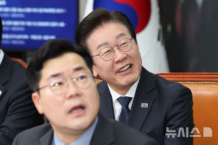 미소짓는 이재명