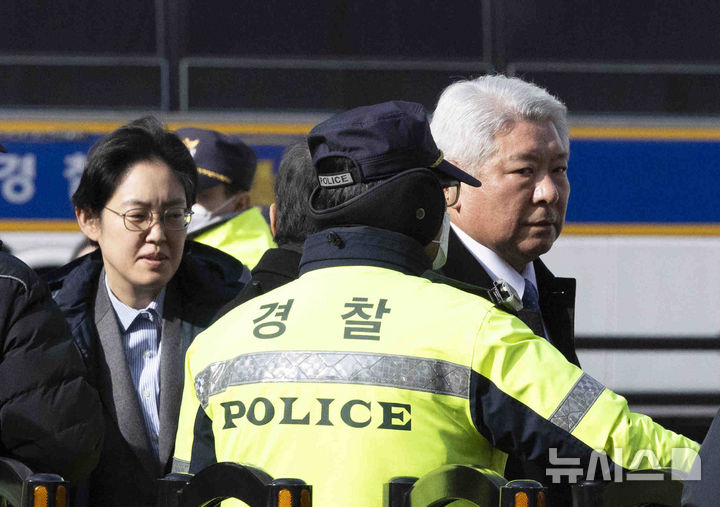 서부지법으로 들어가는 김홍일 전 방송통신위원장