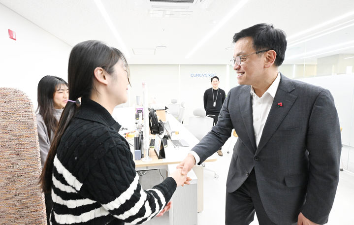 최상목 대통령 권한대행, 서울바이오허브 글로벌센터 큐어버스 방문
