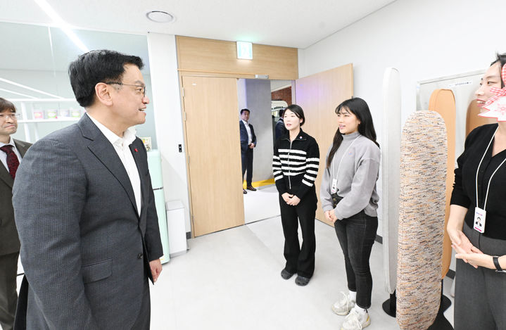 최상목 대통령 권한대행, 서울바이오허브 글로벌센터 큐어버스 방문
