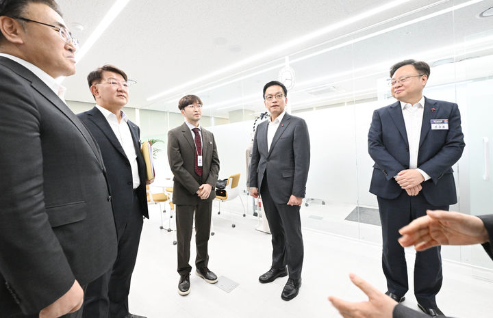 최상목 대통령 권한대행, 서울바이오허브 글로벌센터 큐어버스 방문