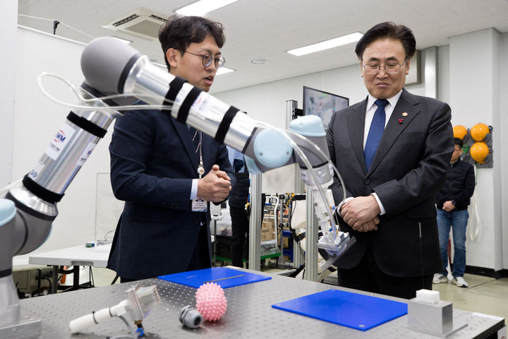 유상임 장관, 한국기계연구원 첨단로봇연구센터 방문
