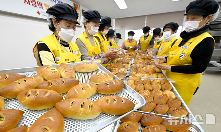 제빵 봉사활동하는 대한적십자사 서부봉사관
