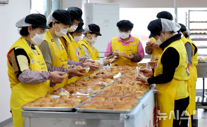 제빵 봉사활동하는 대한적십자사 서부봉사관
