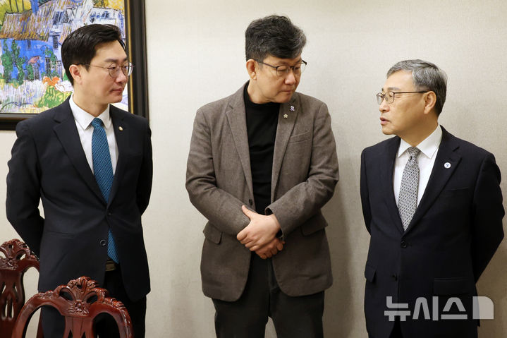 대화 나누는 장경태 서울시당 위원장과 정근식 교육감