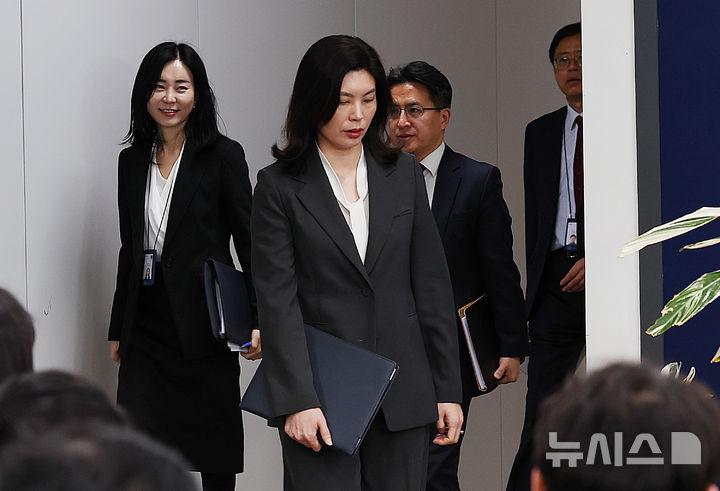 브리핑 위해 입장하는 유혜미 저출생대응 수석