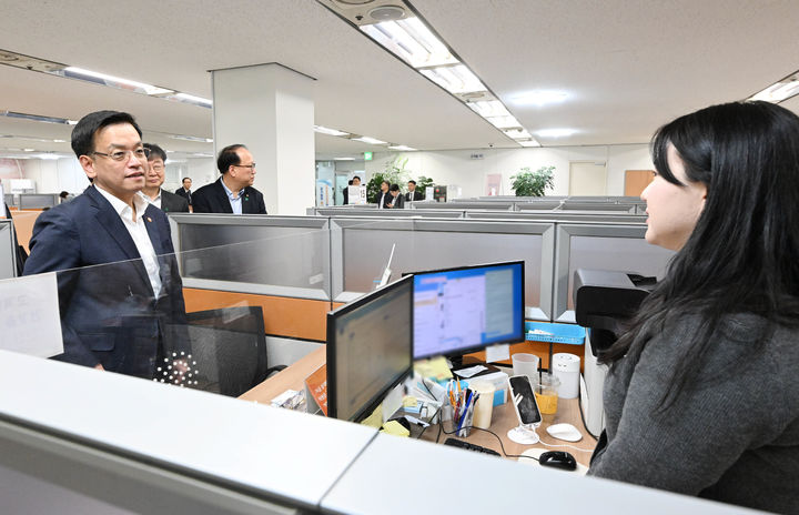 최상목 대통령 권한대행, 서민금융통합지원센터 근무자 격려
