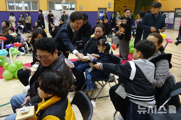 입학 선물 받는 제주남초등학교 신입생
