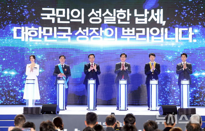 최상목 대통령 권한대행, 성실 납세 다짐 세리머니