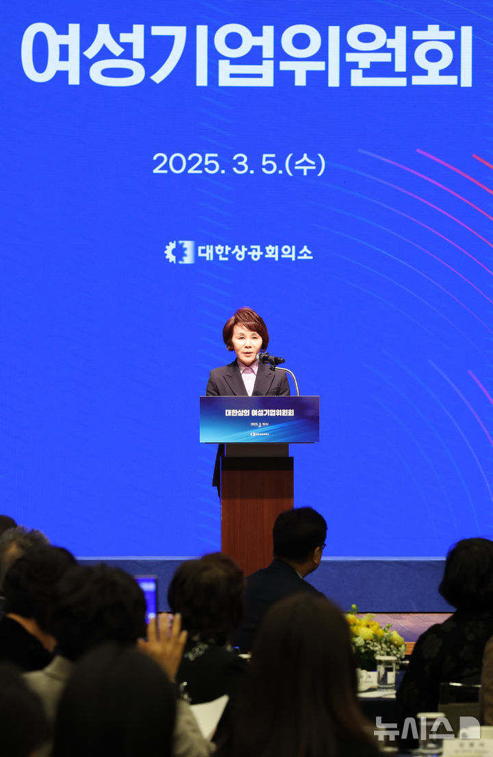 인사말하는 정기옥 LSC푸드 회장