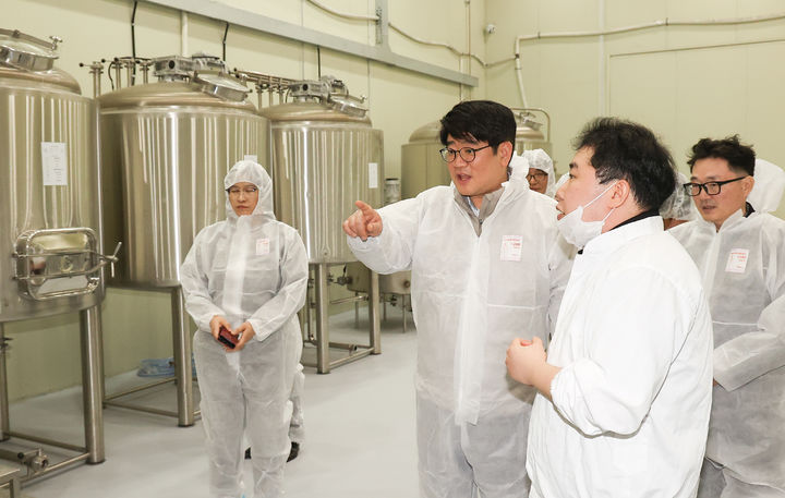 배 부산물 활용 친환경 소재 사업화 현장 방문한 권재한 농촌진흥청장