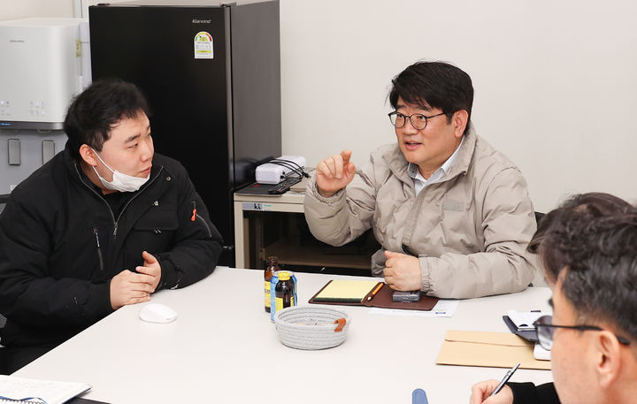 배 부산물 활용 친환경 소재 사업화 현장 방문한 권재한 농촌진흥청장