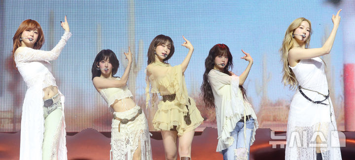 르세라핌의 핫한 무대
