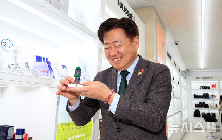 제주 상품 둘러보는 오영훈 지사
