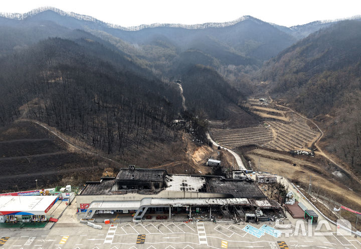 의성 산불 덮쳐 전소 된 서산영덕고속도로 청송휴게소 [뉴시스Pic]