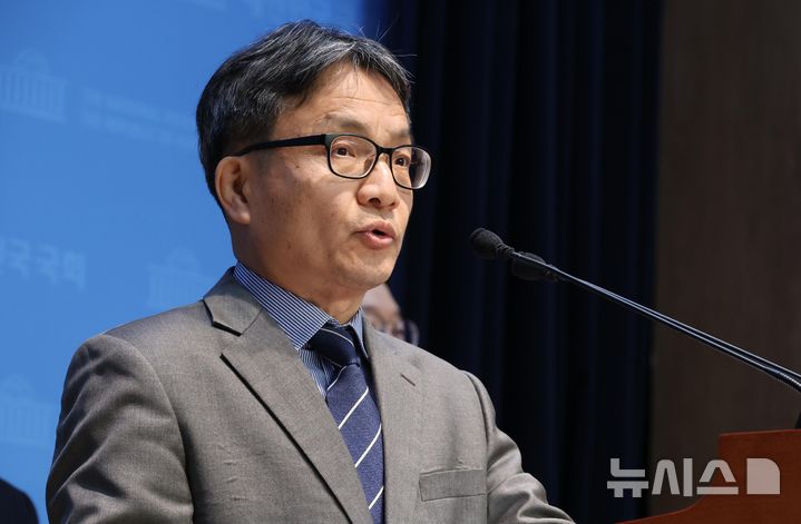 2025년 경제성장률 발표하는 진익 경제분석국장