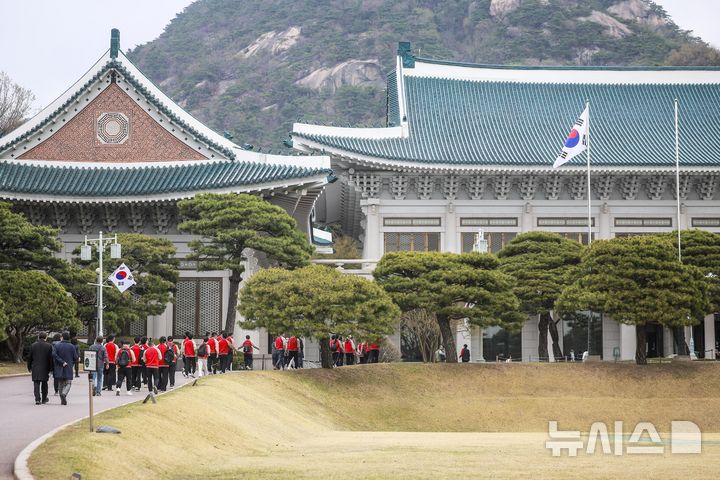 청와대 봉황기 다시 오를까?