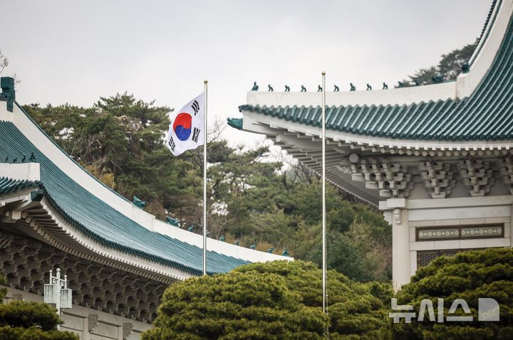 청와대 봉황기 다시 오를까?