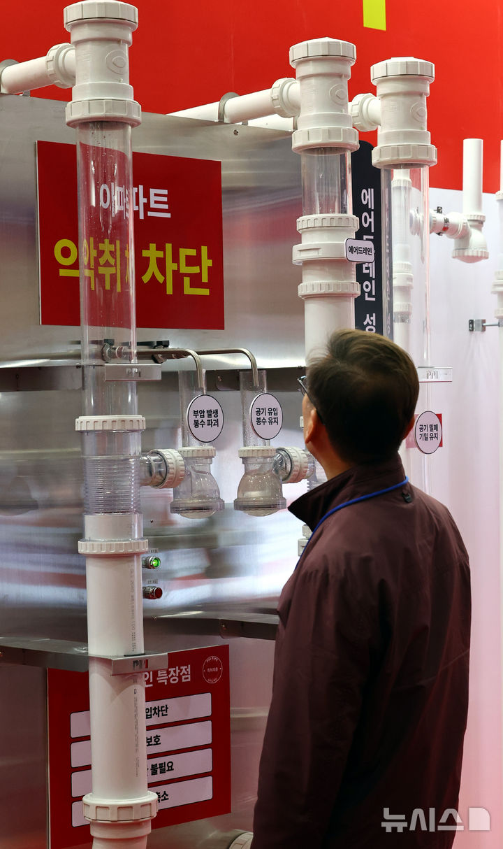 다양한 기계설비 신제품 둘러보는 관람객들