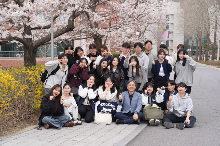 학교가 인생샷 찍어줘…국민대, 국민 벚꽃 사진관 행사 열어