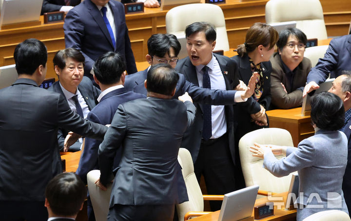충돌 빚는 민주당과 국힘 의원들