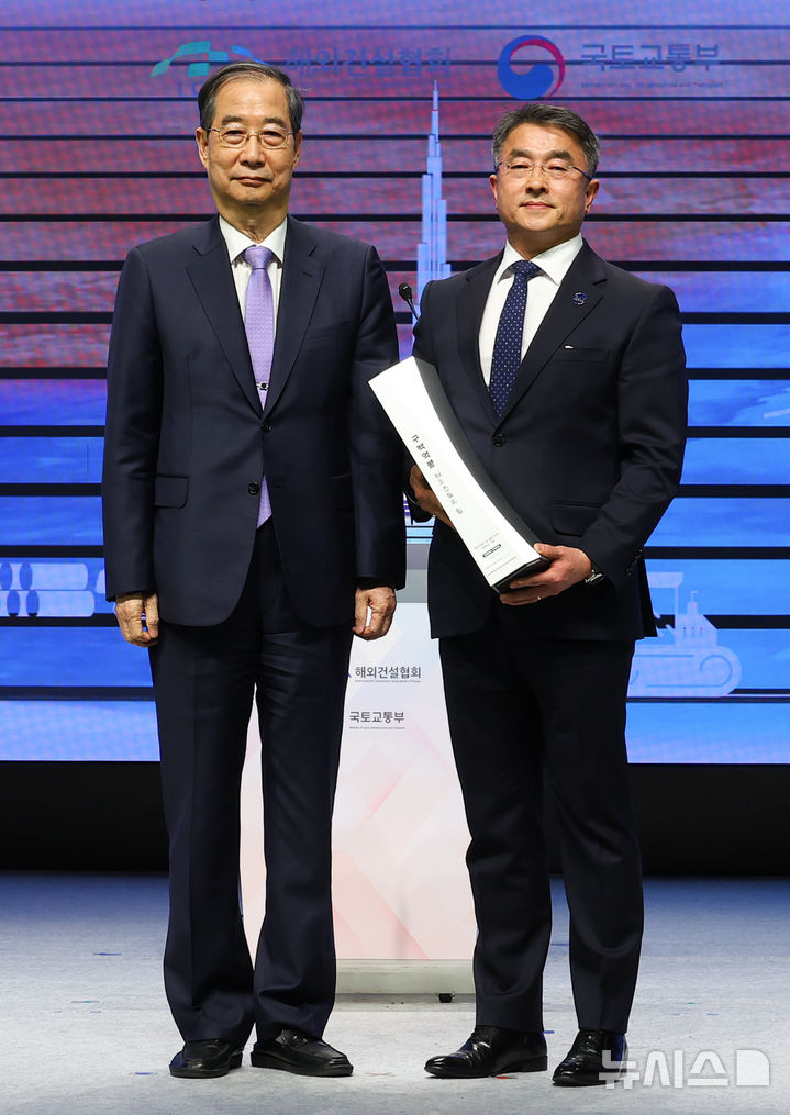 해외건설의 탑 받는 삼성 E&A 주식회사