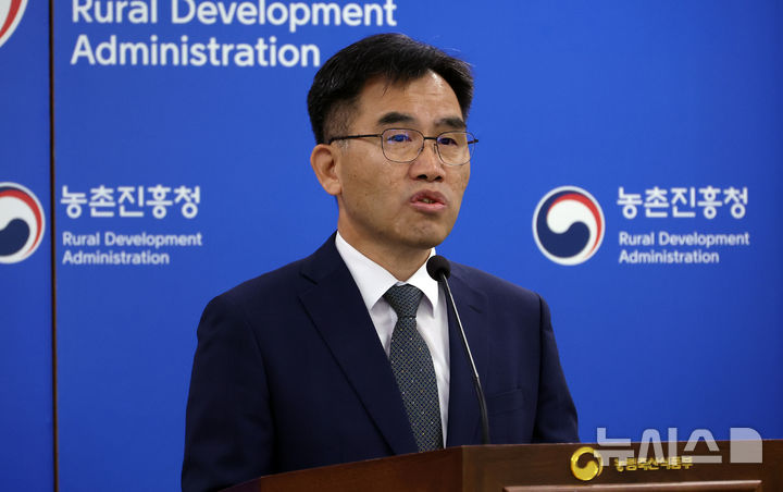 저메탄 사료 소재 설명하는 임기순 축산원장