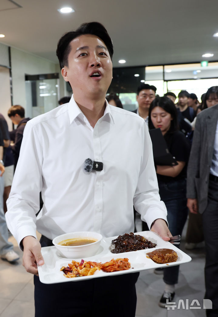 부산대서 학식 먹는 이준석 후보