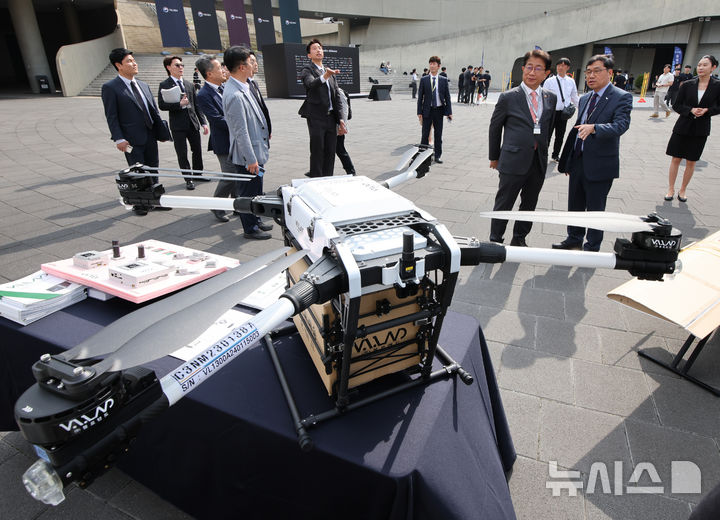 드론산업 얼라이언스 창립총회, 드론 살펴보는 박상우 장관