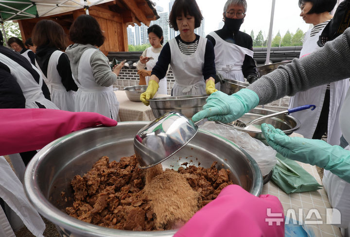 메주로 된장 만드는 장 가르기