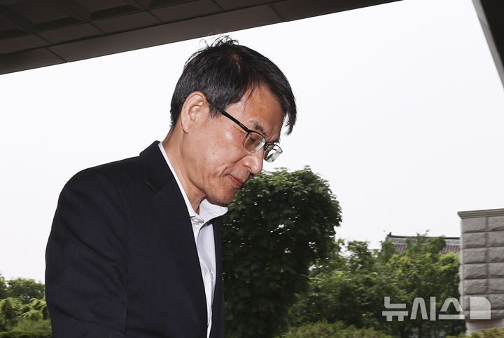 눈 감은 채 선관위 청사 들어서는 노태악 선관위원장