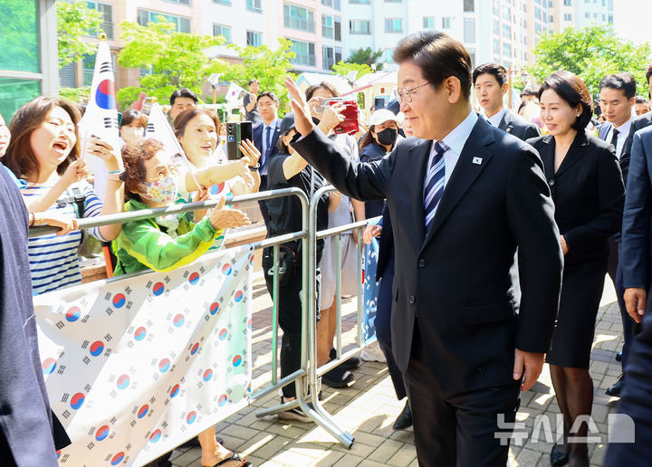 인사하는 이재명 대통령 관련자료 3