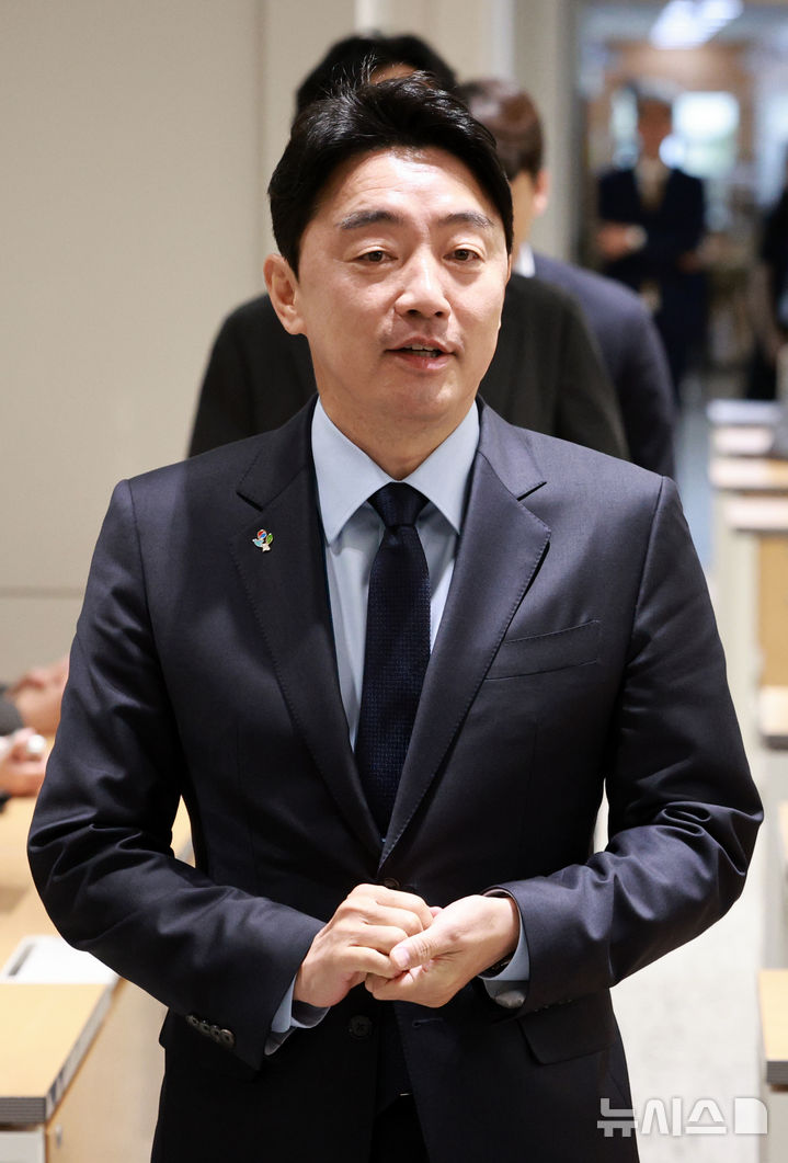 기자단과 상견례 위해 입장하는 강훈식 비서실장