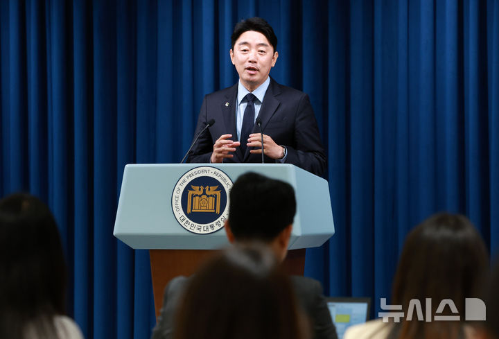 기자단과 상견례 하는 강훈식 비서실장