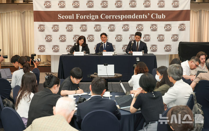 외신기자 간담회, 발언하는 김민석 총리 후보자