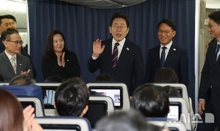 공군 1호기서 기자들과 G7 관련 대화 하는 이재명 대통령