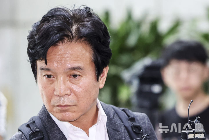 취재진 질문 듣는 김영훈 고용노동부 장관 후보자
