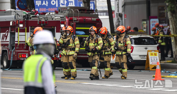 교대역 도시가스 누출 사고 현장 살펴보는 소방대원들