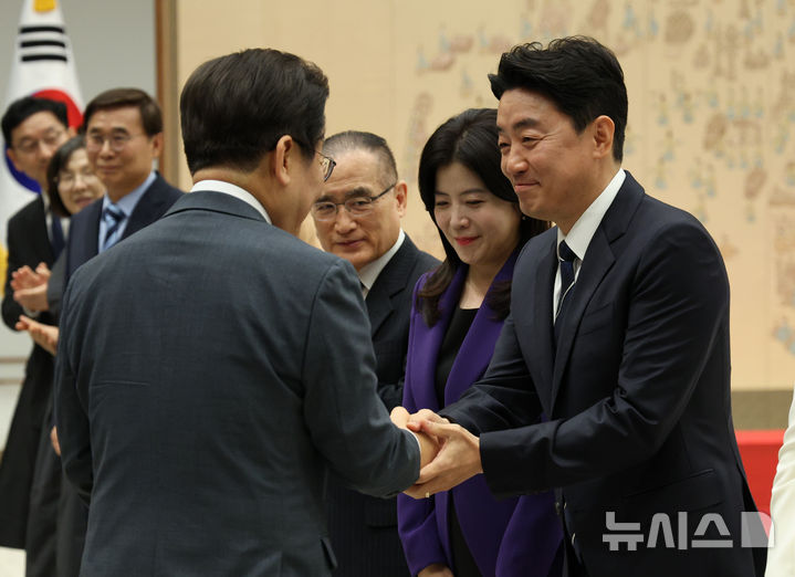 이재명 대통령, 강훈식 비서실장과 악수
