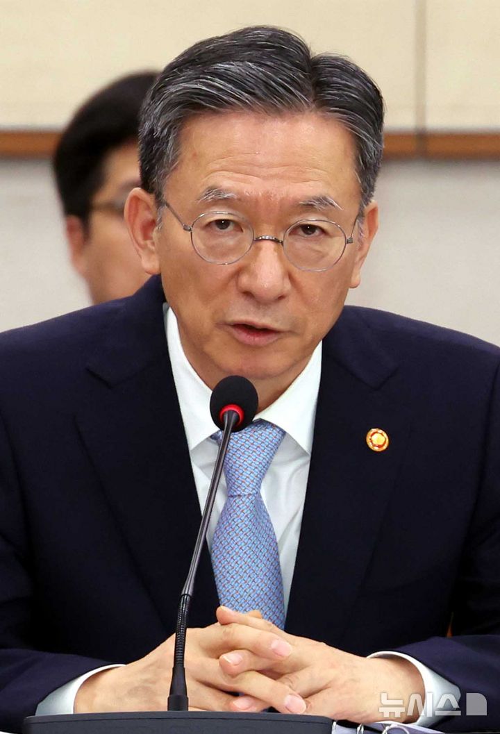 답변하는 정성호 법무부 장관