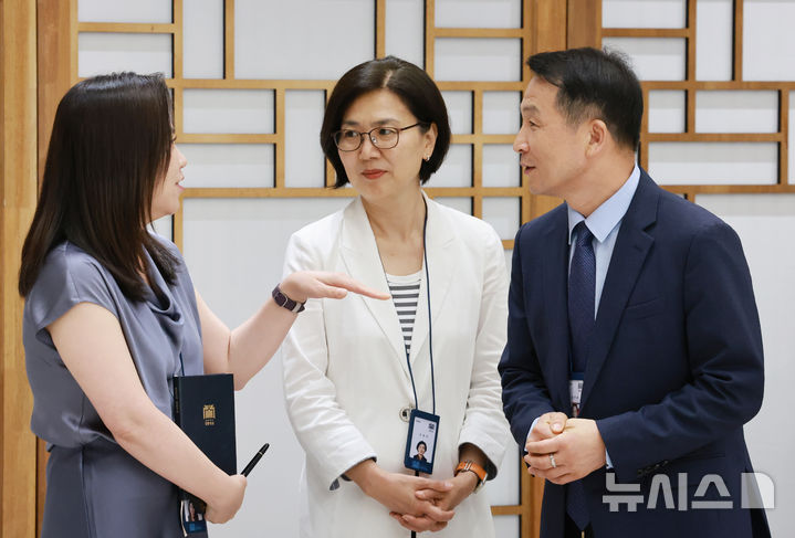 김현종-오현주 차장과 대화하는 강유정 대변인