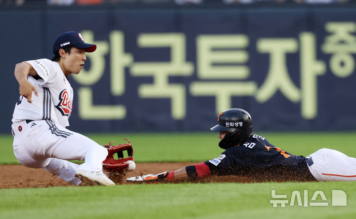 2루 도루 시도하는 심우준