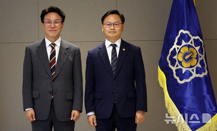 임명장 받은 김성범 해수부 차관
