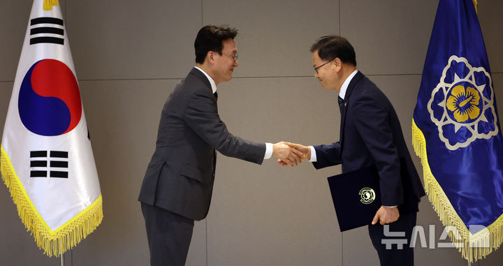 임명장 받는 김성범 해수부 차관