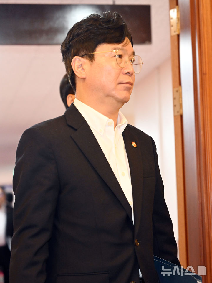 국무회의 참석하는 김영훈 고용노동부 장관