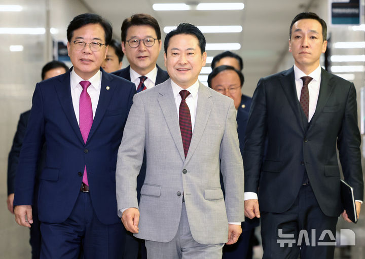 최고위원회의 향하는 장동혁 국민의힘 대표