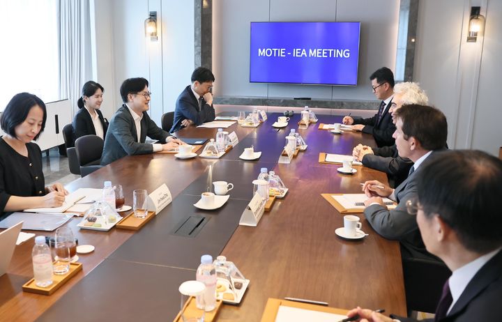 면담한 김정관 장관 관련자료 3