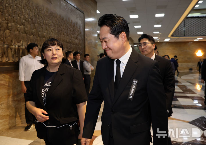 근조리본 달고 이동하는 장동혁 대표