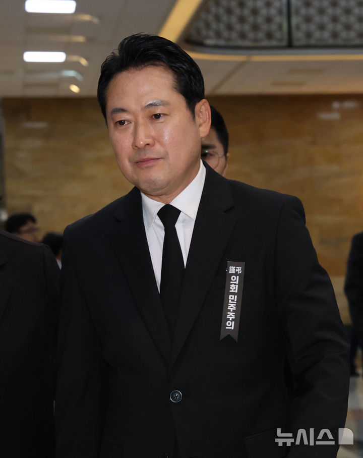 근조리본 달고 이동하는 장동혁 대표